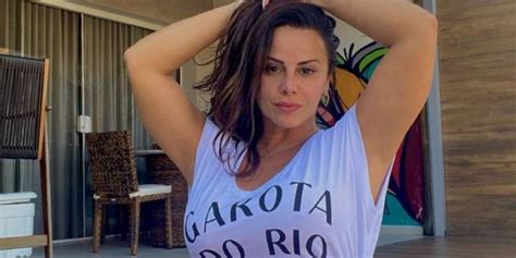 viviane araujo de calcinha|Viviane Araujo exibe corpo de biquíni na beira da piscina